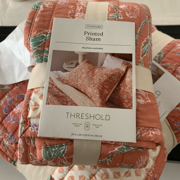 SALE🌑🌑🌑Threshold TWIN quilt & sham - Picture 4 of 6